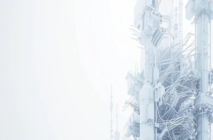 Primer plano de una torre de comunicaciones con múltiples antenas y cables sobre un fondo blanco.