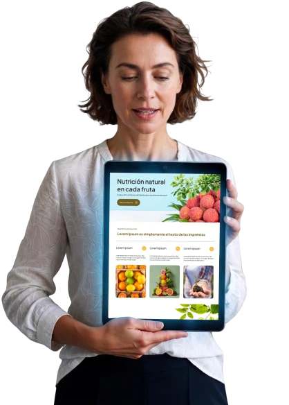 Mujer sosteniendo una tablet que muestra una página web sobre nutrición natural con imágenes de frutas frescas como litchis y cítricos.